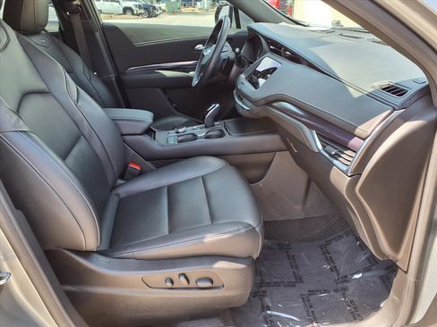 Used 2023 Cadillac XT4 Luxury w/ Cold Weather Package FWD image 9