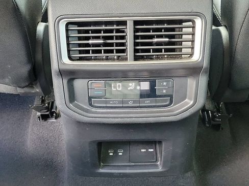 Used 2025 Volkswagen Atlas SE FWD image 13