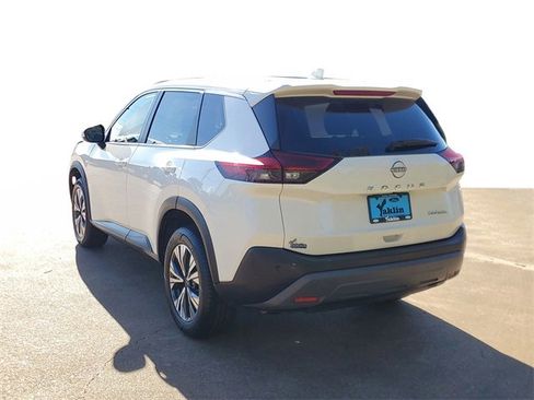 Used 2023 Nissan Rogue SV image 3