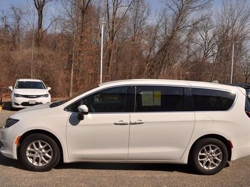 Used 2023 Chrysler Voyager LX image 5