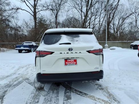 Certified 2021 Toyota Sienna XLE image 6