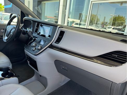 Used 2017 Toyota Sienna XLE w/ XLE Navigation Package FWD image 23