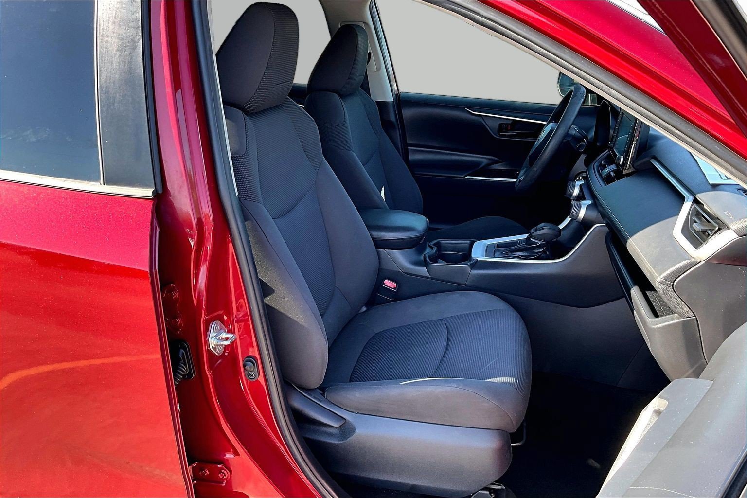 Used 2019 Toyota RAV4 LE w/ Carpet Mat Package FWD image 7