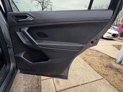 Used 2018 Volkswagen Tiguan SE w/ Panoramic Sunroof Package image 23