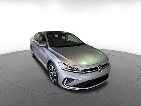 Used 2025 Volkswagen Jetta SE image 3