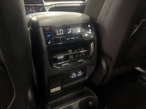 Used 2024 Jeep Grand Cherokee L Limited w/ Luxury Tech Group II AWD/4WD image 21