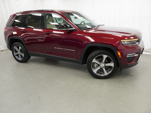 Certified 2025 Jeep Grand Cherokee Limited AWD/4WD image 10
