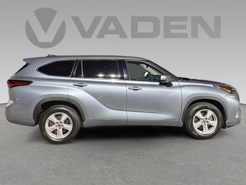 Used 2022 Toyota Highlander LE image 4