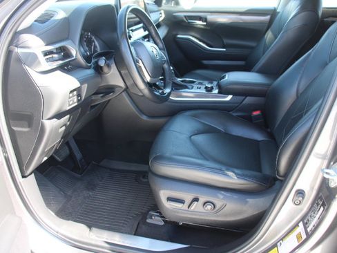 Used 2022 Toyota Highlander Platinum AWD/4WD image 11