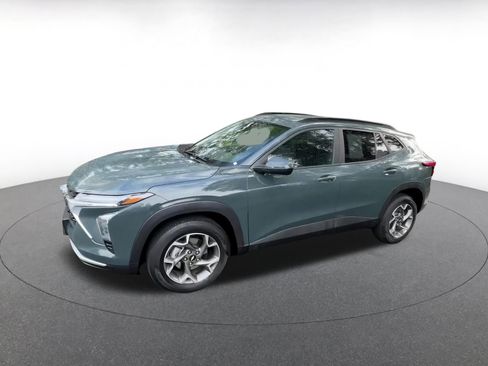 Used 2025 Chevrolet Trax LT w/ LT Convenience Package image 8