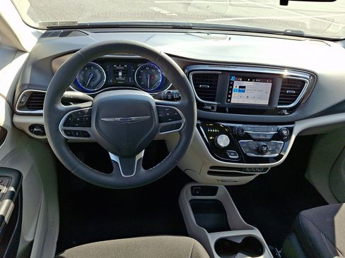 Used 2022 Chrysler Voyager LX FWD image 12