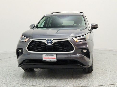 Used 2021 Toyota Highlander XLE AWD/4WD image 2