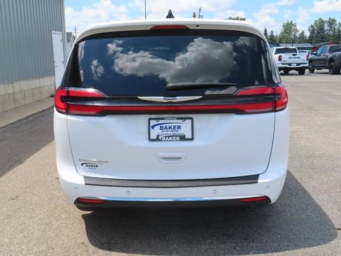Used 2023 Chrysler Pacifica Touring-L FWD image 9
