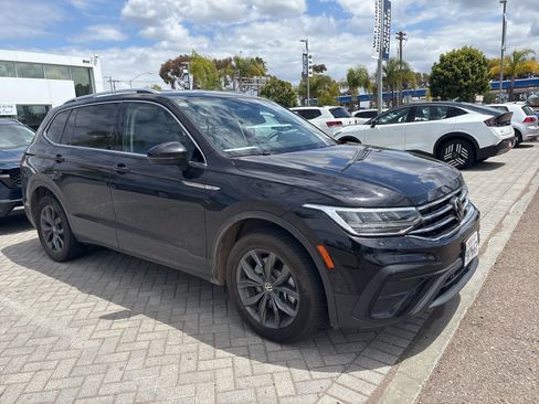 Used 2022 Volkswagen Tiguan SE FWD image 1