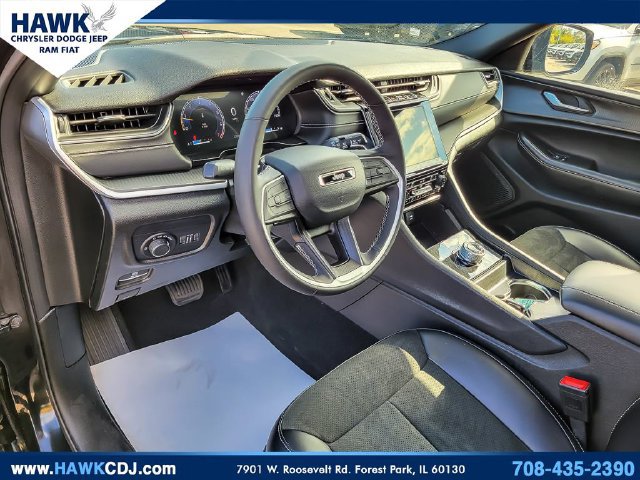 Certified 2025 Jeep Grand Cherokee Altitude AWD/4WD image 9