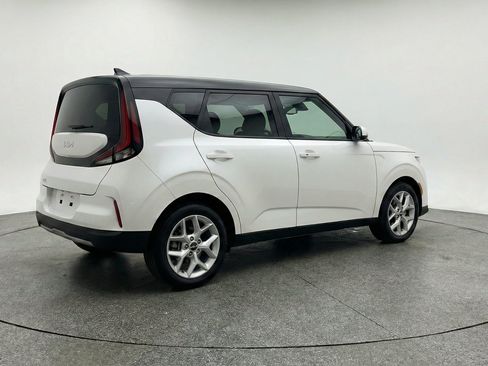 Used 2025 Kia Soul LX w/ LX Technology Package FWD image 11
