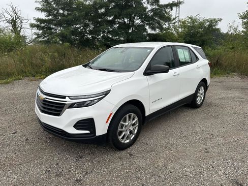 Used 2022 Chevrolet Equinox LS w/ Driver Confidence II Package AWD/4WD image 2