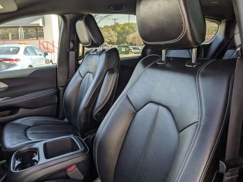 Used 2025 Chrysler Pacifica Select image 13