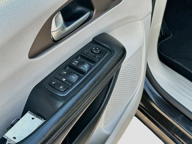 Used 2018 Chrysler Pacifica Touring-L w/ Tire & Wheel Group FWD image 17