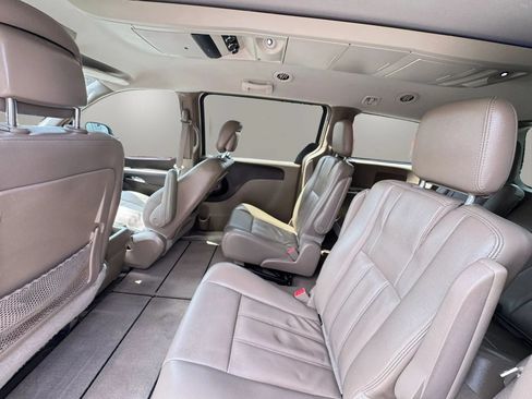 Used 2013 Chrysler Town & Country Touring FWD image 13