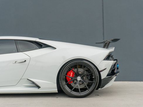 Used 2020 Lamborghini Huracan EVO image 17