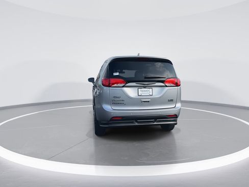 Used 2019 Chrysler Pacifica Touring Plus w/ S Appearance Package FWD image 7