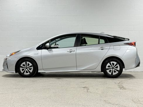 Used 2017 Toyota Prius Four w/ Premium Convenience Package image 8