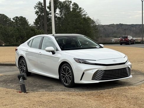 Used 2025 Toyota Camry XLE image 9
