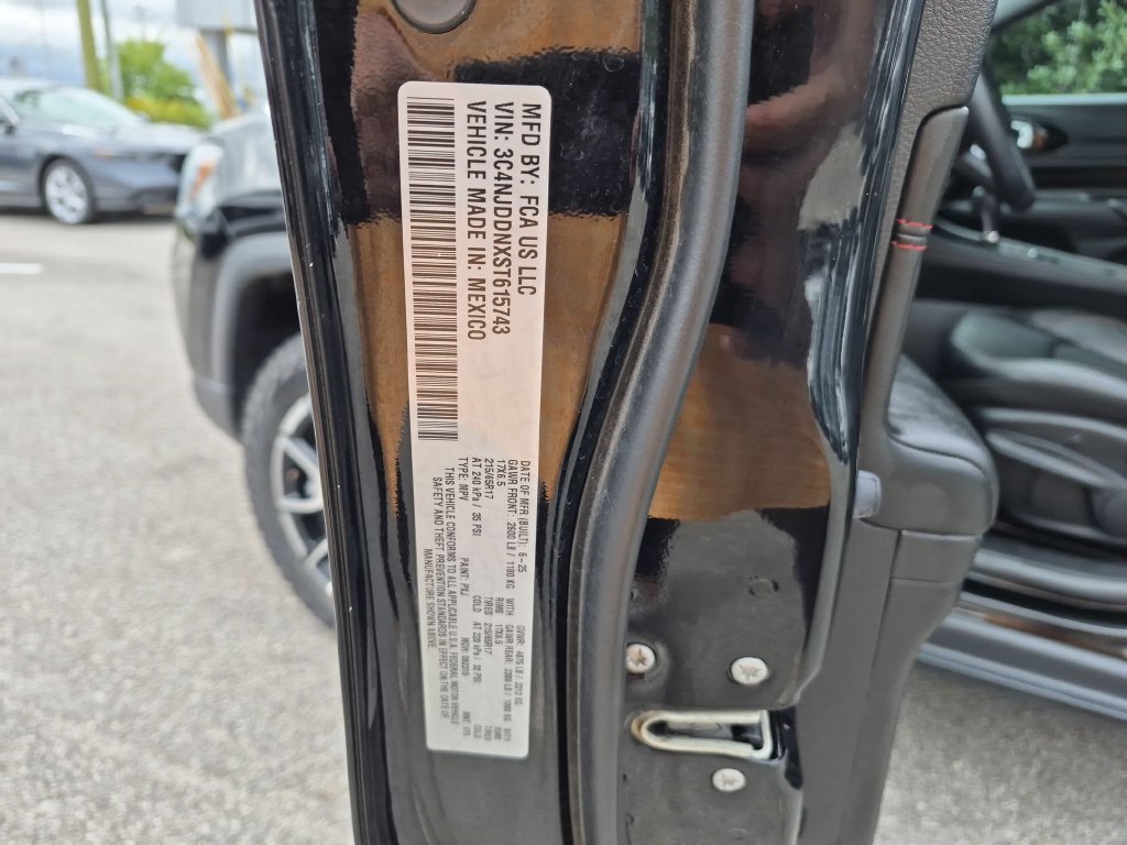 Used 2025 Jeep Compass Trailhawk AWD/4WD image 33