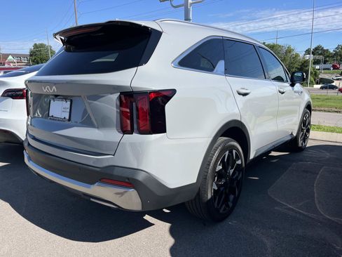 Used 2025 Kia Sorento EX FWD image 2