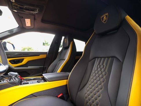 Used 2025 Lamborghini Urus SE AWD/4WD image 51