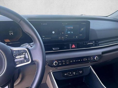 Used 2025 Kia Carnival EX FWD image 8