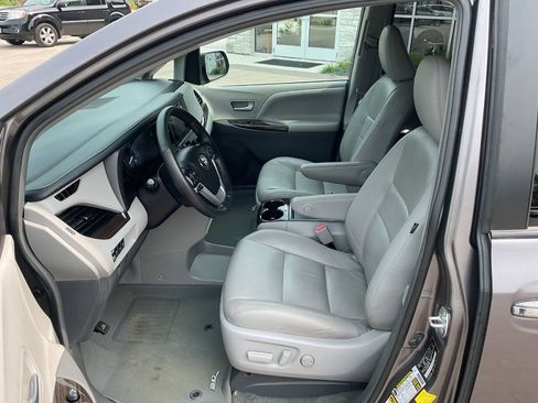 Used 2017 Toyota Sienna XLE w/ XLE Navigation Package AWD/4WD image 13