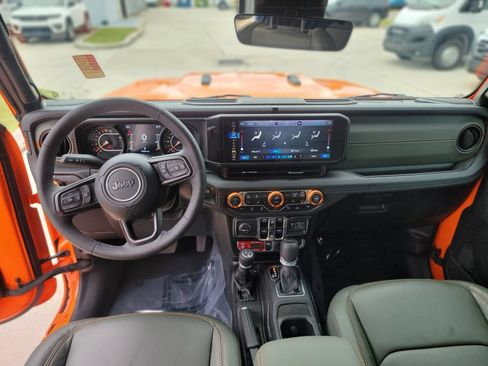 Used 2025 Jeep Gladiator Mojave AWD/4WD image 16