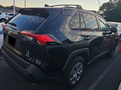 Used 2021 Toyota RAV4 LE AWD/4WD image 4