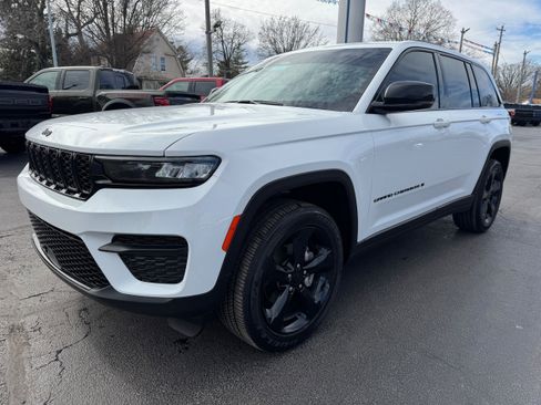 Used 2024 Jeep Grand Cherokee Altitude AWD/4WD image 3