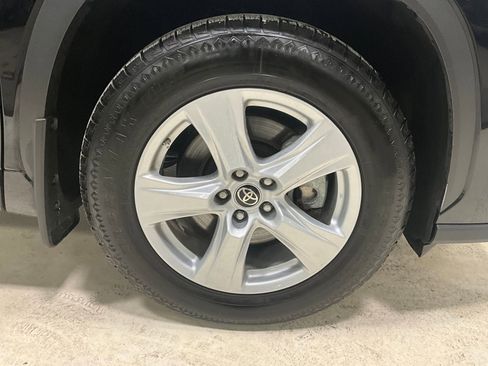 Used 2023 Toyota Highlander L AWD/4WD image 9