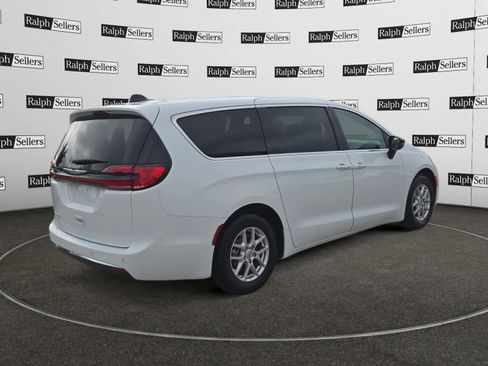 Used 2024 Chrysler Pacifica Touring-L FWD image 6