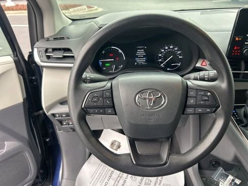 Used 2024 Toyota Sienna LE image 18