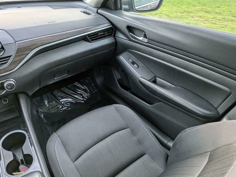Used 2024 Nissan Altima 2.5 SV FWD image 16