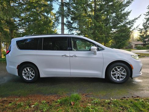 Used 2021 Chrysler Pacifica Touring-L image 6