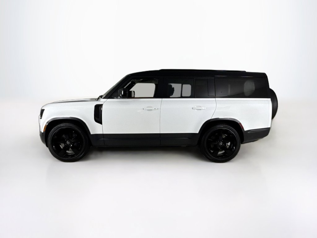 Used 2023 Land Rover Defender 130 SE AWD/4WD image 2