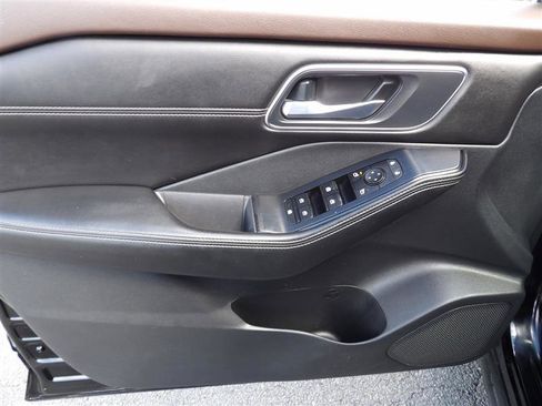 Used 2021 Nissan Rogue SV w/ Premium Package image 11