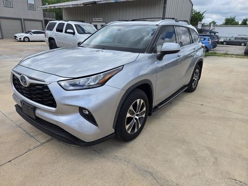 Used 2020 Toyota Highlander XLE AWD/4WD image 3