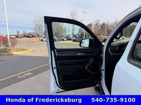 Used 2024 Jeep Wagoneer L Series II w/ Flexible Seating Group image 15