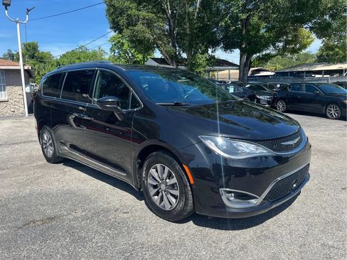 Used 2020 Chrysler Pacifica Touring-L FWD image 3
