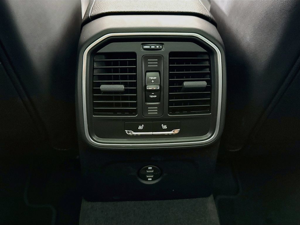 Certified 2025 Porsche Macan AWD/4WD image 27