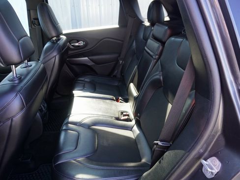 Used 2019 Jeep Cherokee Latitude Plus w/ Comfort/Convenience Group image 33