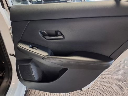 Used 2025 Nissan Sentra SV FWD image 9