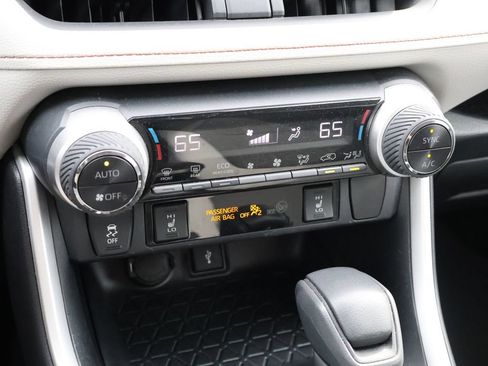 Used 2020 Toyota RAV4 XLE w/ XLE Grade Weather Package AWD/4WD image 21